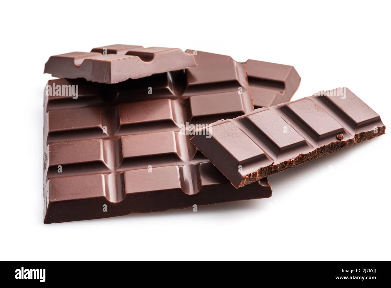 Pezzi di barretta di cioccolato fondente isolati su sfondo bianco. Il cibo dolce è fatto di cacao e zucchero. Foto Stock