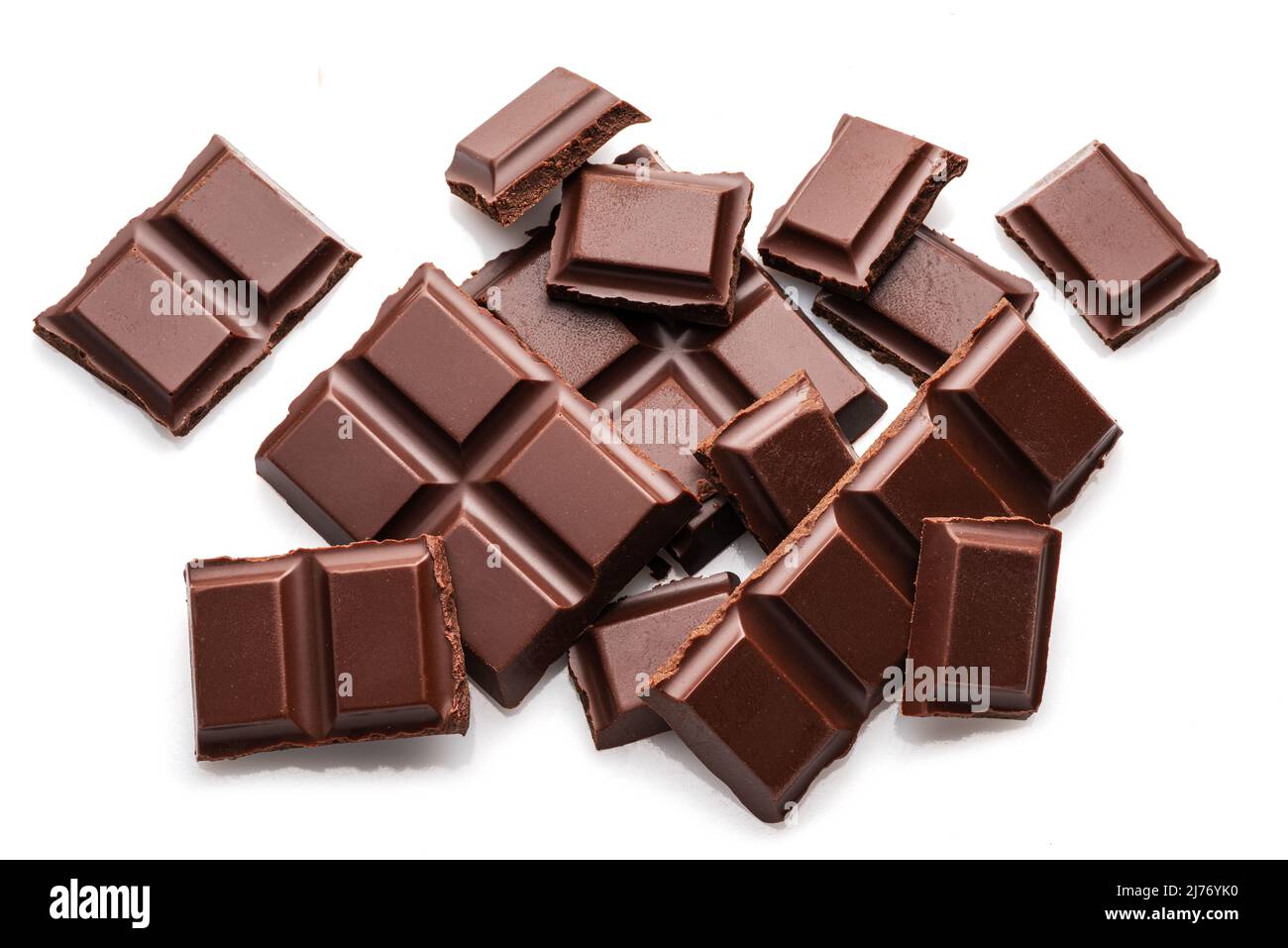 Pezzi di barretta di cioccolato fondente isolati su sfondo bianco. Il cibo dolce è fatto di cacao e zucchero. Foto Stock