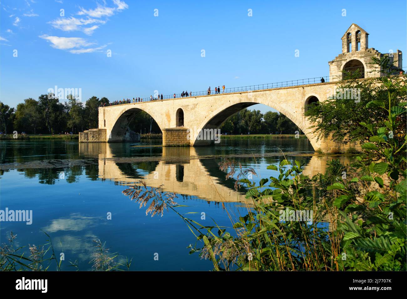Panorama panoramico del Ponte di Avignone (Ponte di Avignone) e Cappella di San Nicola sul fiume Rodano sullo sfondo del pittoresco Foto Stock
