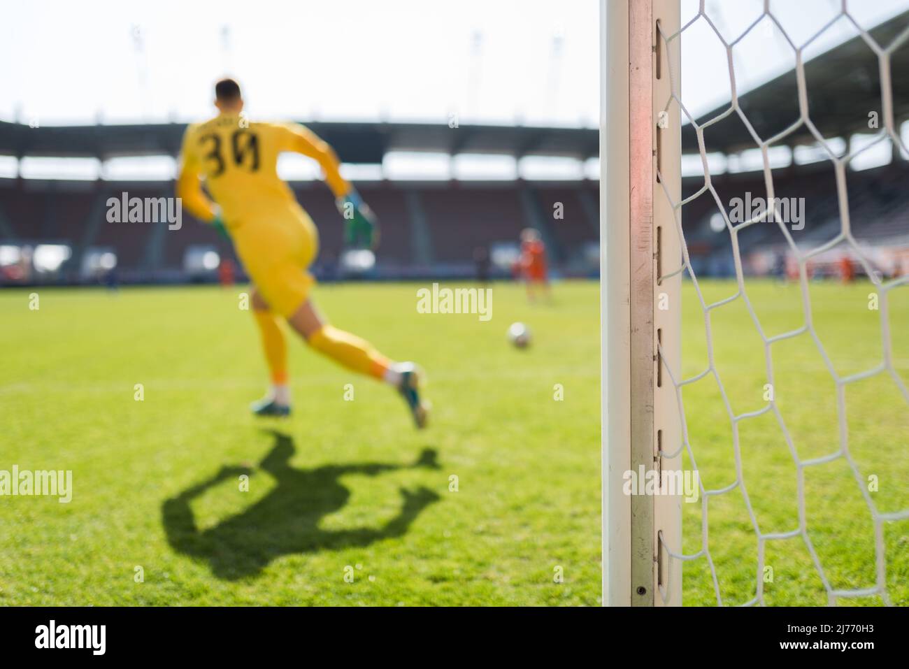 Posto di obiettivo di calcio e partita di calcio in background Foto Stock
