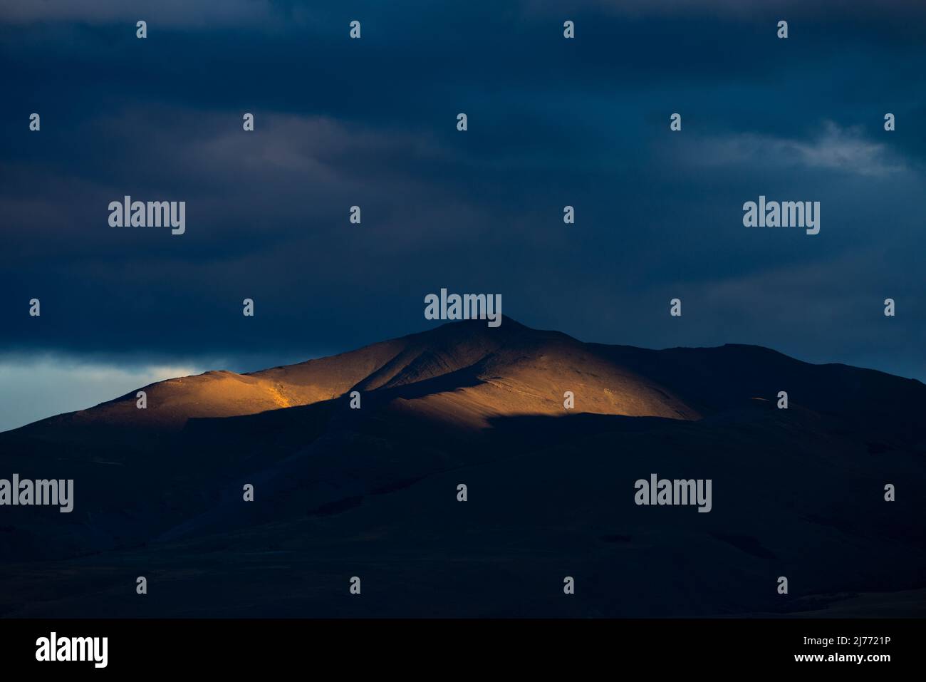 Raggi del sole che colpiscono una montagna nel Cile meridionale Foto Stock