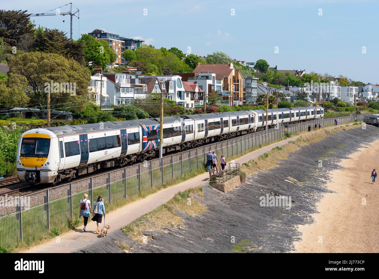 C2C treno che passa a piedi sulla pista di cinder a Chalkwell, Southend on Sea, Essex, Regno Unito. Londra elettrificata Southend Railway gestita da Trenitalia UK Foto Stock