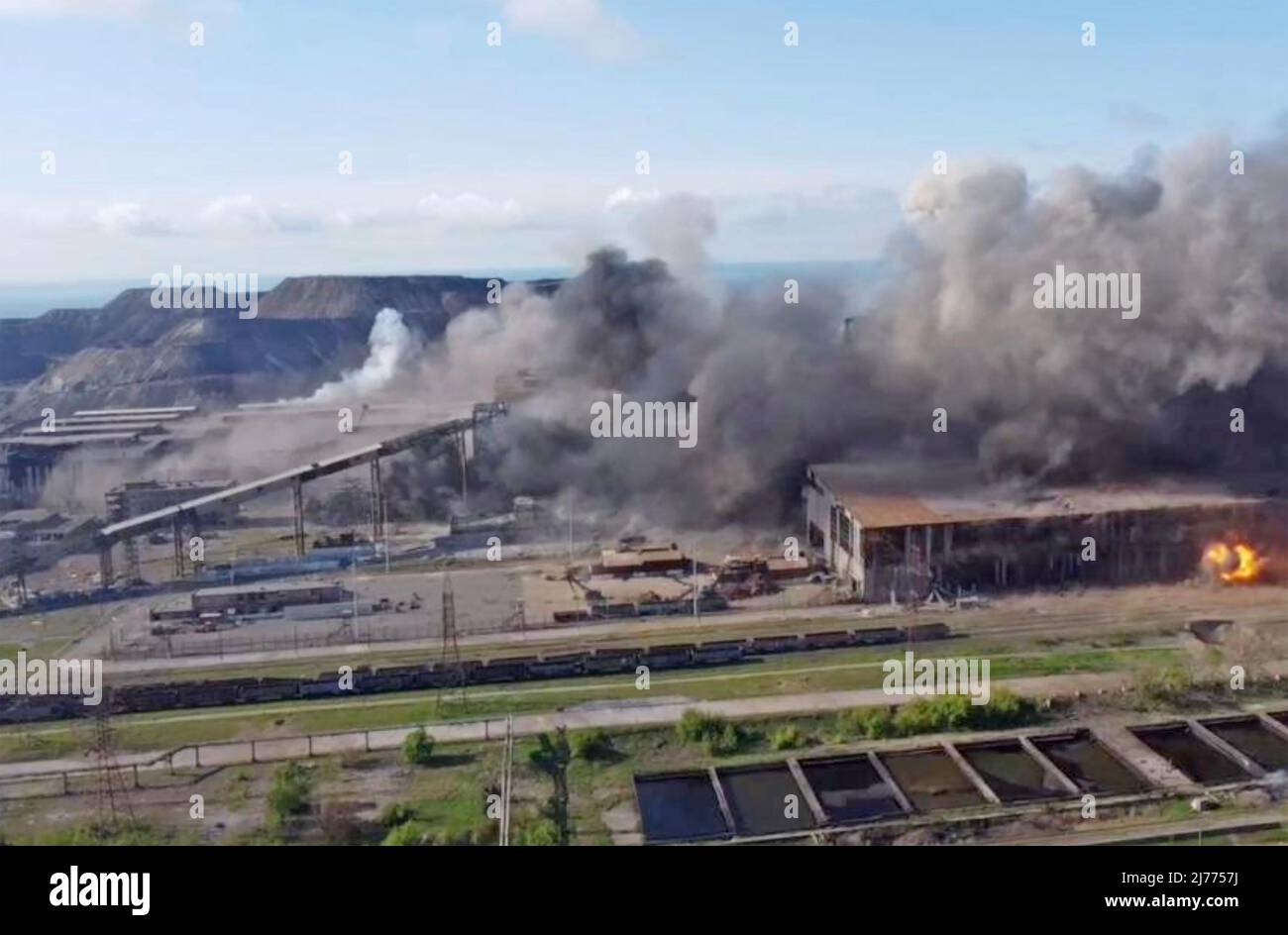 L'ACCIAIO AZOVSTAL LAVORA a Mariupol, Ucraina, sotto bombardamento russo nel maggio 2022. Phot0: Reggimento di Azov Foto Stock