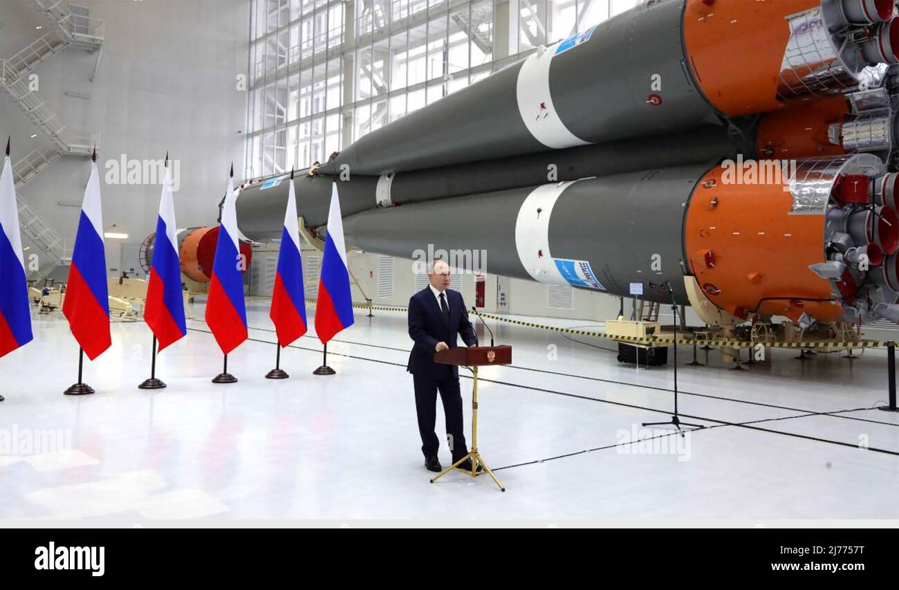VLADIMIR PUTIN, primo ministro russo, presso il Cosmodrome di Vostochny, nell'estremo Oriente della regione di Amur, il 12 aprile 2022 Foto Stock