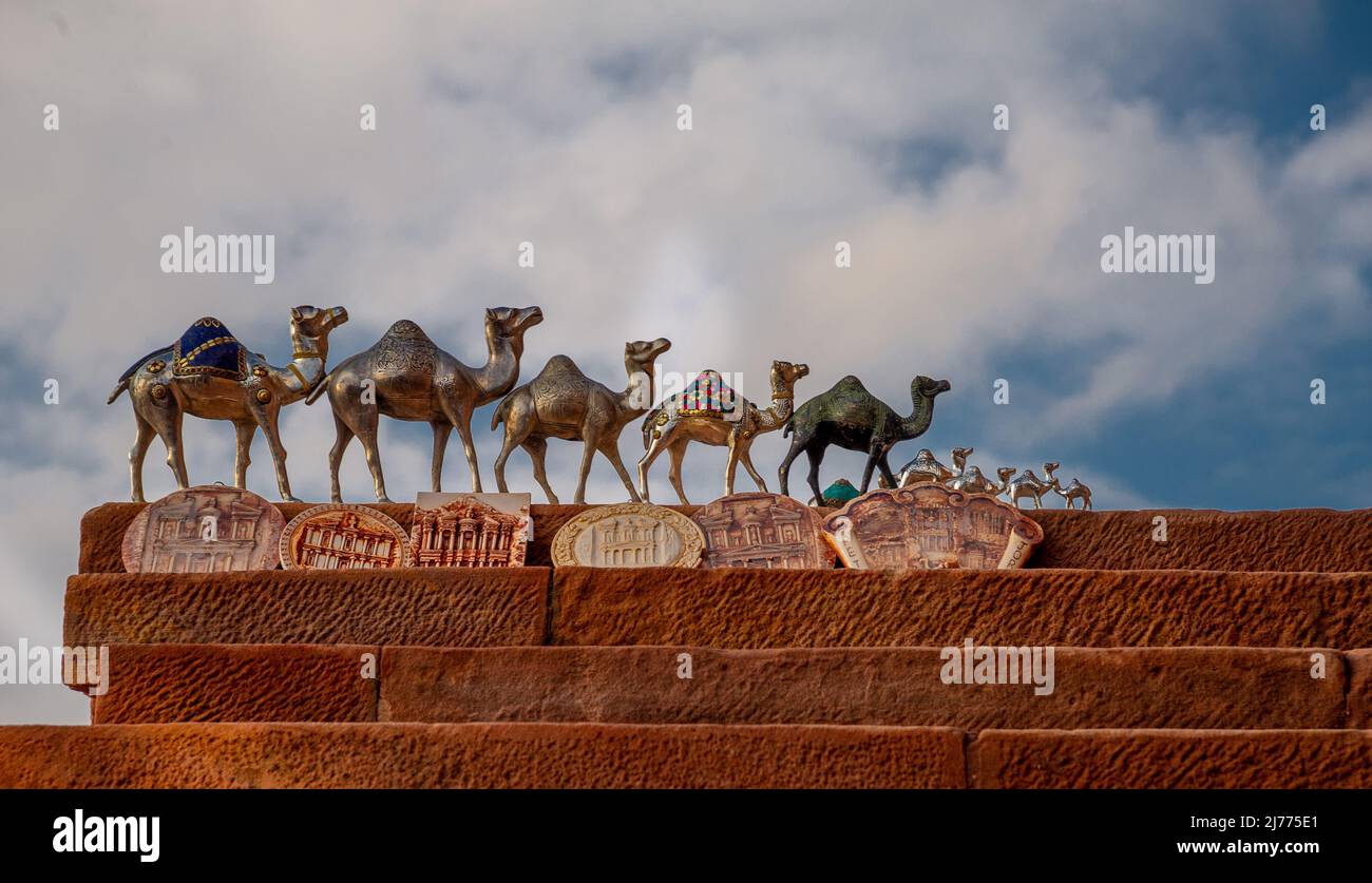 20 12 2020 cammelli d'argento in Petra Jordan fatti a mano da Beduins da vendere a Petra ai turisti in pietra rossa con sfondo cielo Foto Stock