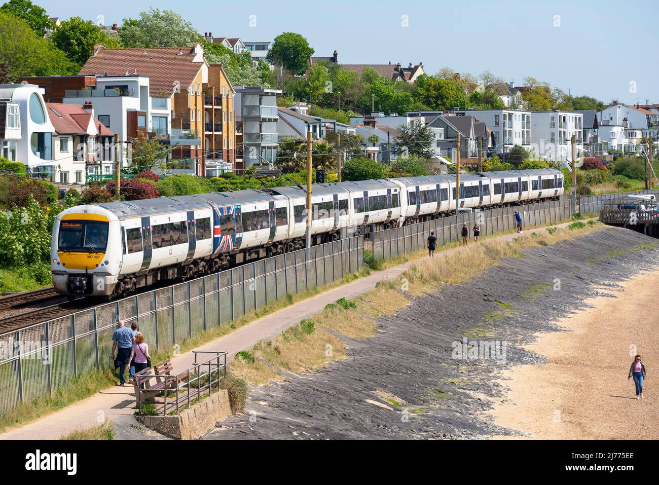 C2C treno che passa a piedi sulla pista di cinder a Chalkwell, Southend on Sea, Essex, Regno Unito. Londra elettrificata Southend Railway gestita da Trenitalia UK Foto Stock