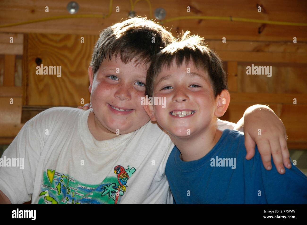 Due amici, ragazzi, che sono andati nello stesso campo estivo e sono vicini a casa Foto Stock