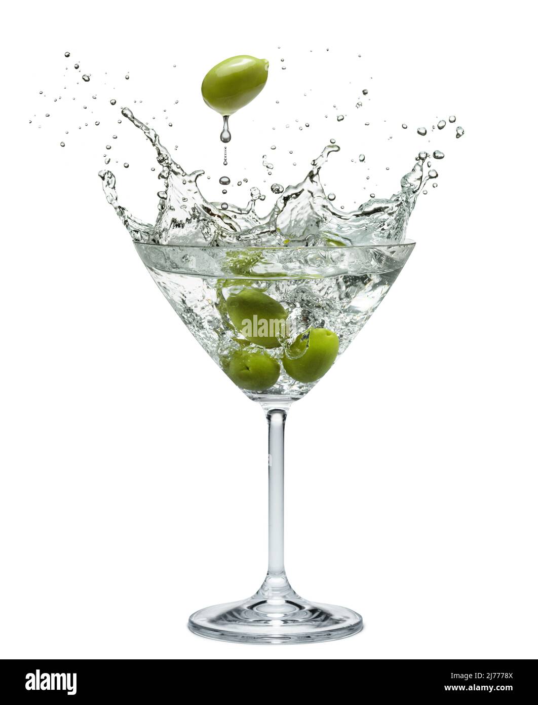 Bicchiere Martini con incredibile spruzzi di frutti di bosco di oliva che cadono in esso. Sfondo bianco. Foto Stock