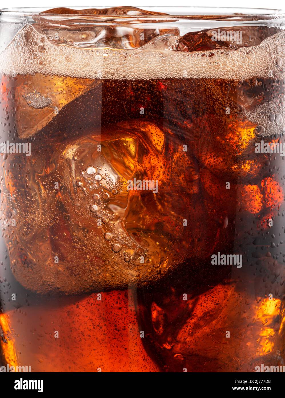 Bicchiere freddo di cola con cubetti di ghiaccio. Primo piano della parte superiore del vetro. Foto Stock