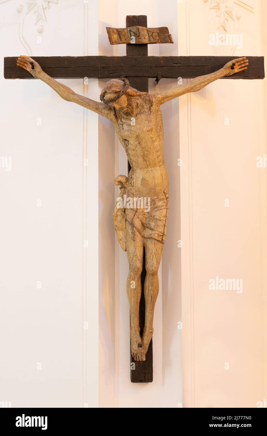 MONOPOLI, ITALIA - 6 MARZO 2022: La statua della Crocifissione policroma intagliata nella chiesa Chiesa di Santa Theresia del 15. Foto Stock