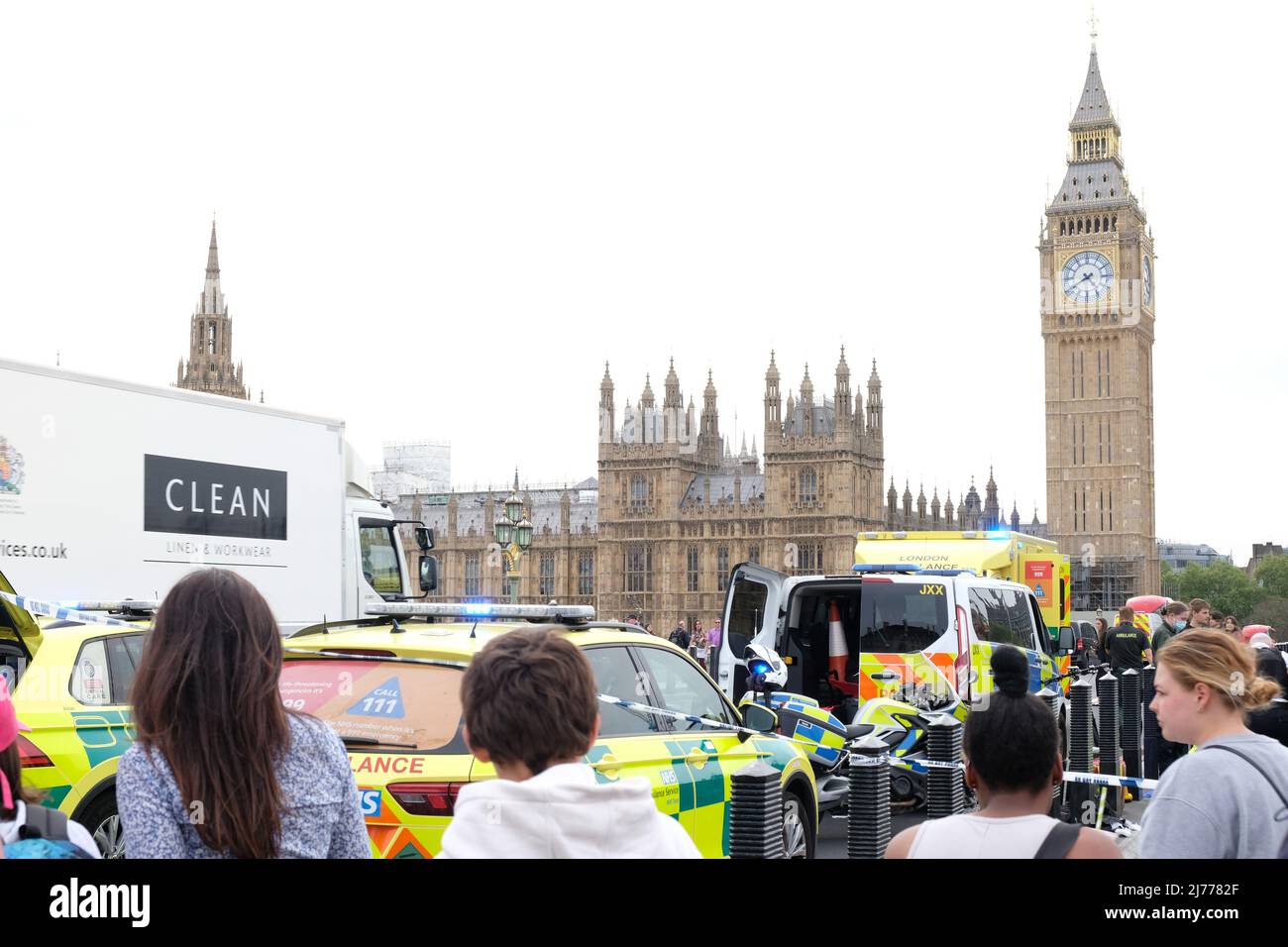 Londra, Regno Unito, 6th maggio 2022. I servizi di emergenza hanno assistito alla scena dopo due incidenti avvenuti a distanza di un'ora sul Ponte di Westminster. Il secondo incidente ha coinvolto un ciclista che si è schiantato in un bullard e sta assistendo ai medici, con un'ambulanza aerea è stata spedita. Credit: Undicesima ora Fotografia/Alamy Live News Foto Stock