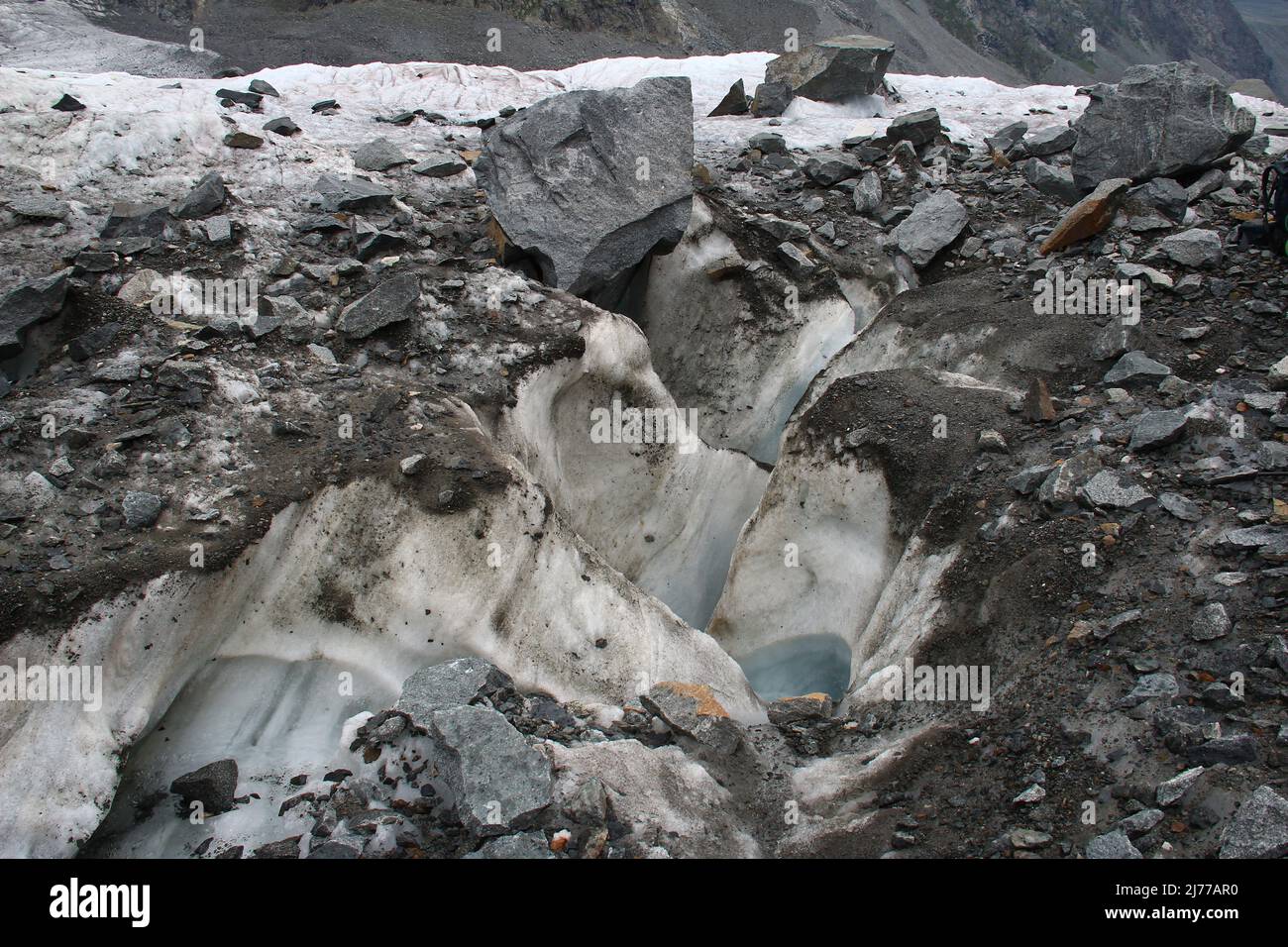 Crepa nel ghiacciaio Akkem su Belukha primo piano con pietre Foto Stock