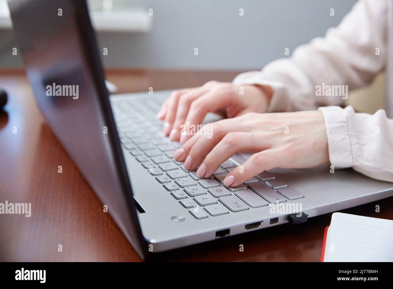 Primo piano delle mani femminili che digitano sulla tastiera Foto Stock