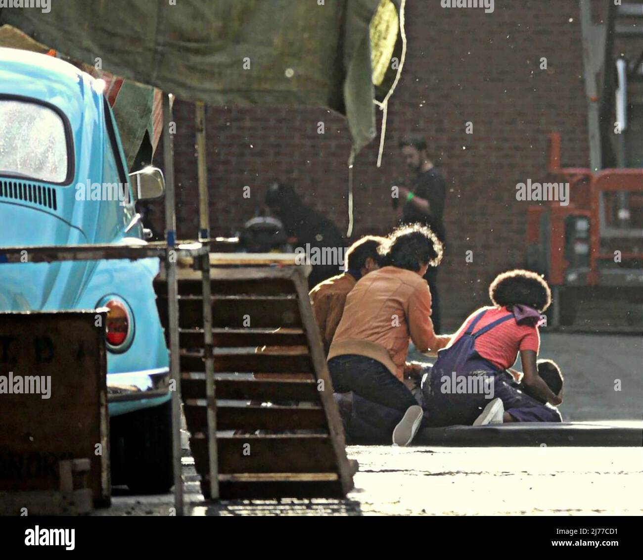 Glasgow, Scozia, Regno Unito 6th maggio 2022. Parnie Street famosa come il contesto principale nel nuovo film batgirl è andato da gotham a londra 1970s per il film Borderland un thriller ira dalla magia dei film. AML Ameen e Sophia Brown in una scena in cui si trovano in un negozio che sta dipingendo e viene girato da un cecchino dopo aver lasciato i locali che si vede tenere è testa e urla per aiuto come il suo corpo è nel mezzo della strada. Credit Gerard Ferry/Alamy Live News Foto Stock