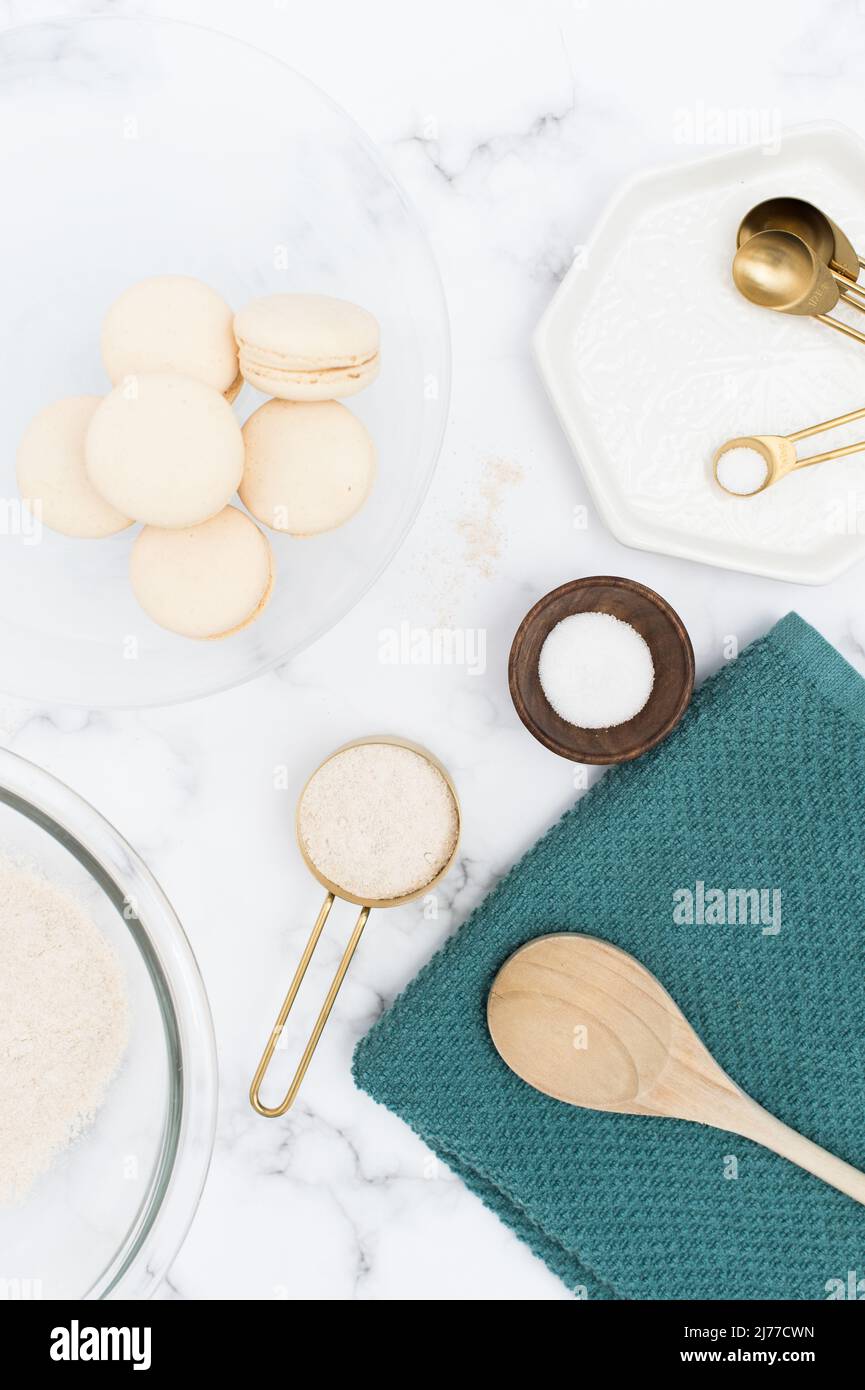 recipiente di miscelazione con cucchiaio di legno, tovagliolo e utensili Foto Stock
