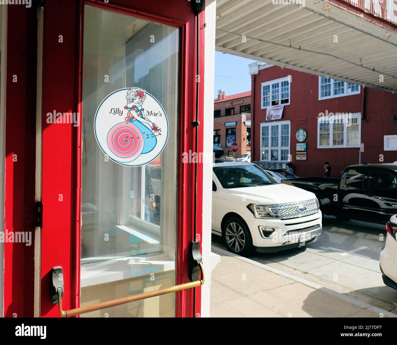 Dolci alla cannella di Lilly Mae su Cannery Row a Monterey, California, USA; dolci, prodotti da forno, Caffè e spuntini per i visitatori della baia di Monterey. Foto Stock
