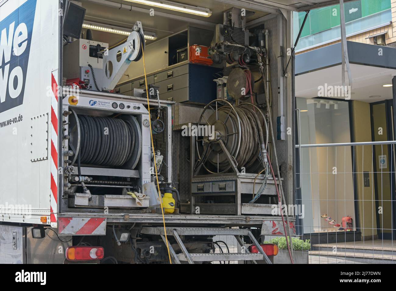 Lubeck, Germania, 4 maggio 2022: Autocarro con attrezzature per lavori fognari come tubi flessibili, unità di pompaggio pneumatica, cavi e macchine, tecnologia professionale Foto Stock
