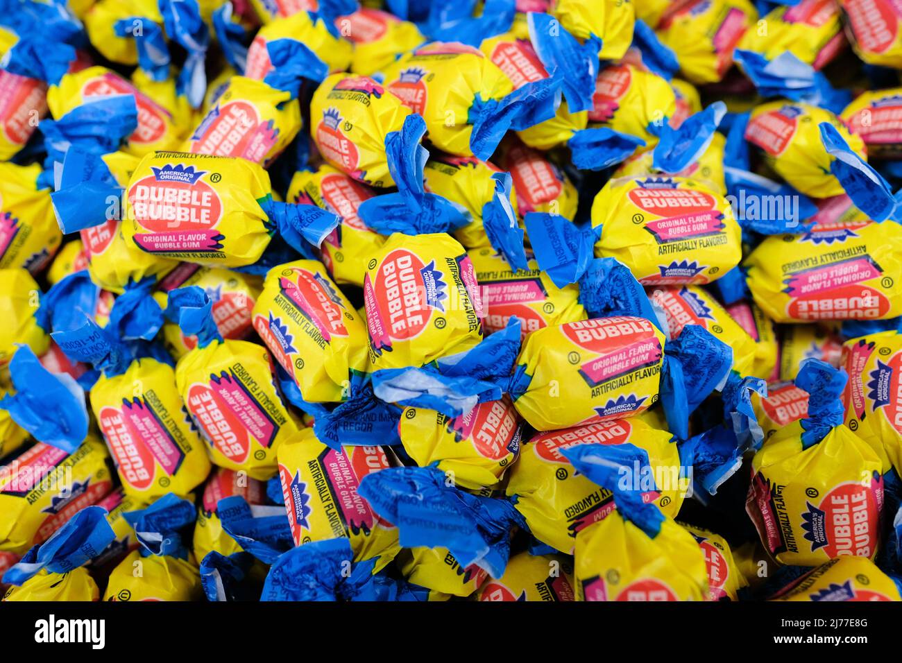 Dubble Bubble Gum, confezionato singolarmente, creato nel 1928 dalla Fleer Candy Company, parte della Tootsie Roll Corporation dal 2003. Foto Stock
