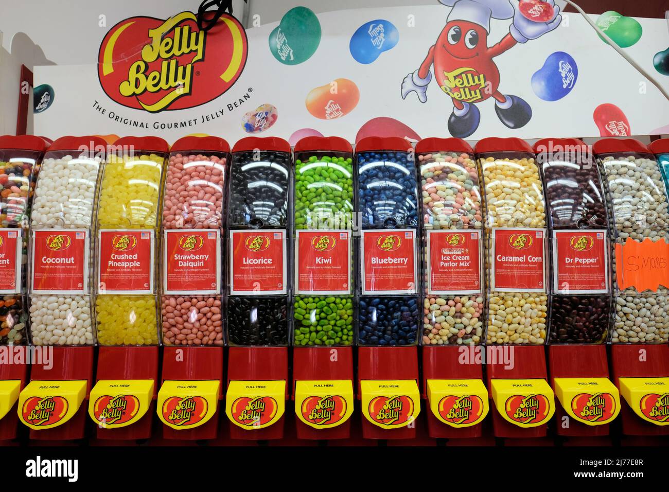 Un distributore di fagioli di gelatina del marchio Jelly Belly con i sapori assortiti per la vendita dalla libbra ad un negozio al dettaglio di caramelle. Foto Stock