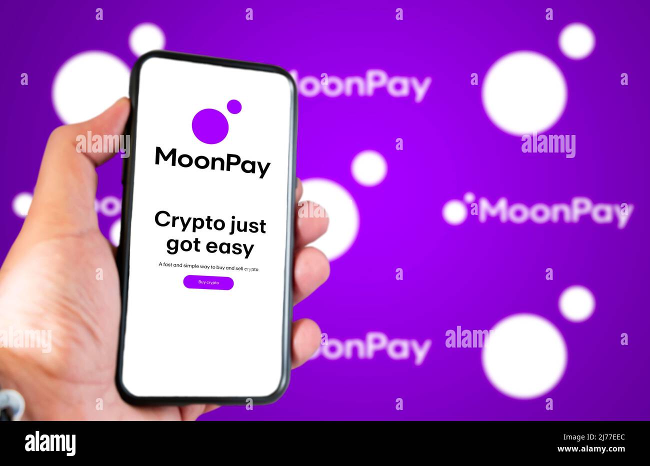 Londra, Regno Unito, marzo 2022: Il sito Web della società MoonPay sullo schermo del telefono. Sfondo viola con logo MoonPay sfocato sullo sfondo. editori illustrativi Foto Stock