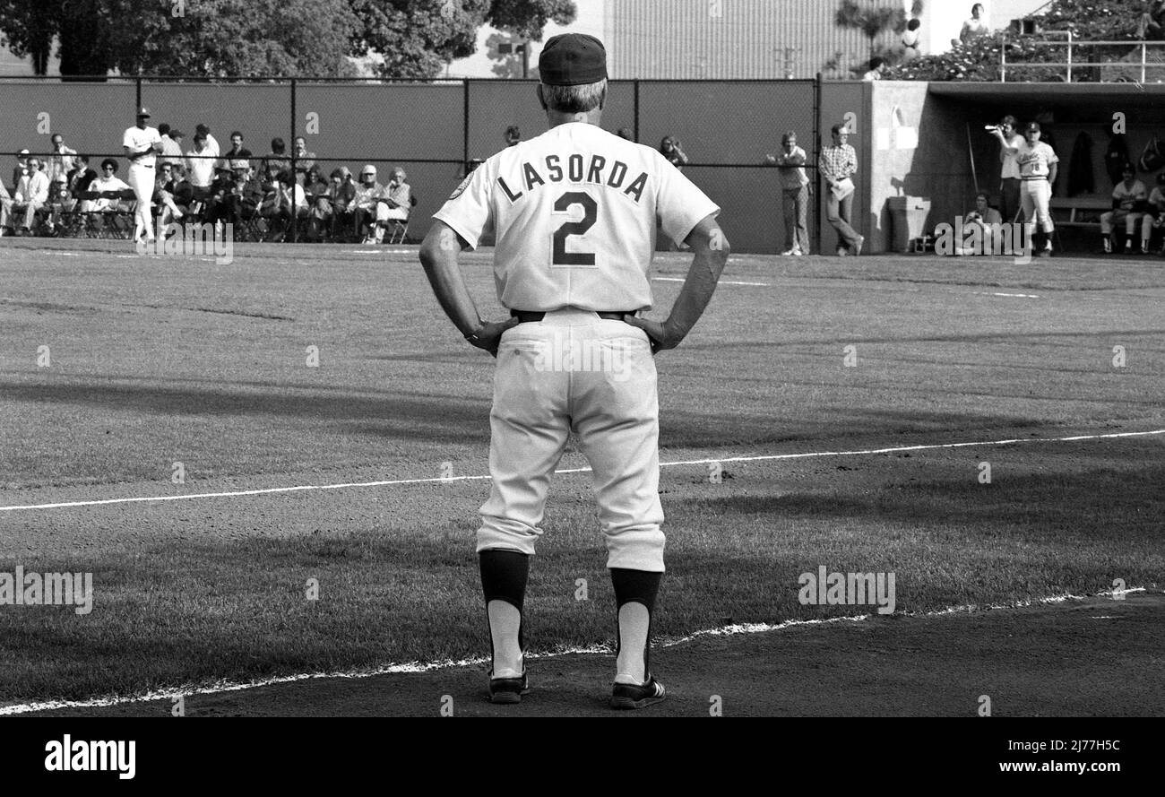 Il responsabile del Dodger Tommy Lasorda coaching terza base in una mostra di baseball tra i Los Angeles Dodgers e la collegiata UCLA Bruins in un gioco cerimoniale che celebra il nome del Jackie Robinson Field di Westwood, CA, 1981 Foto Stock Il responsabile del Dodger Tommy Lasorda coaching terza base in una mostra di baseball tra i Los Angeles Dodgers e la collegiata UCLA Bruins in un gioco cerimoniale che celebra il nome del Jackie Robinson Field di Westwood, CA, 1981 Foto Stock