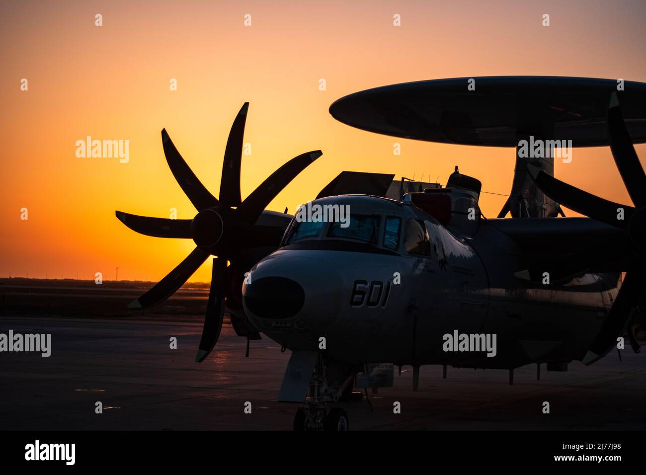 220505-N-KD414-0130 AN AN e-2D Advanced Hawkeye, assegnato alle “Black Eagles” della Carrier Airborne Early Warning Squadron (VAW) 113, si trova a bordo di Point Mugu Apr. 30, 2022. NBVC è composto da tre strutture distinte: Point Mugu, Port Hueneme, e San Nicolas Island. È il più grande datore di lavoro della contea di Ventura e protegge attivamente le zone umide costiere più grandi della California attraverso i suoi pluripremiati programmi ambientali. Foto Stock