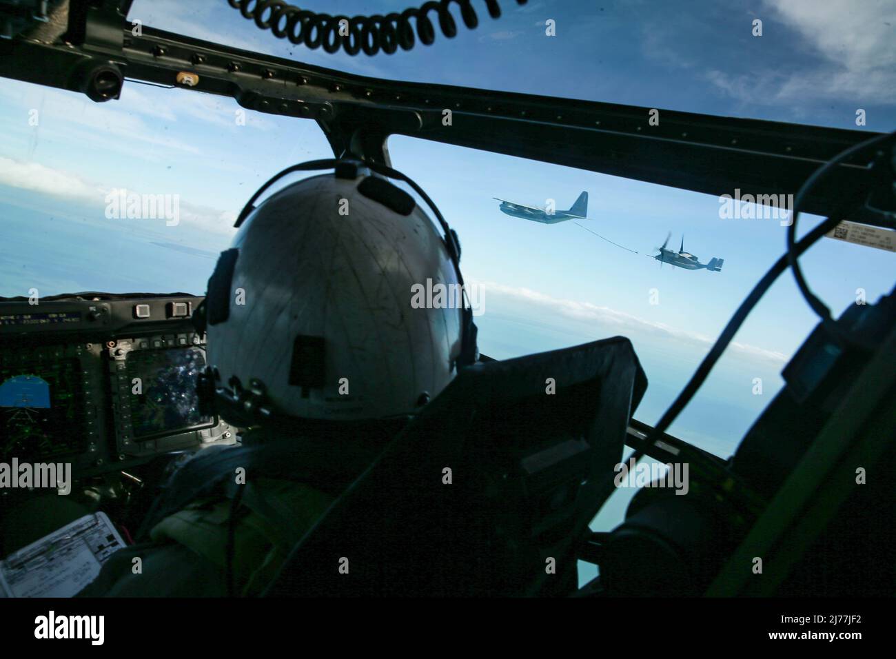 Christopher E. Mount, un pilota di MV-22 Osprey con Marine Medium Tiltrotor Squadron 268, Aviation Combat Element (ACE), Marine Rotational Force-Darwin (MRF-D) 22, osserva un KC-130J Super Hercules con Marine Aerial Refueler Transportation Squadron-152, 1st Marine Aircraft Wing, Refuging an Osprey durante l'addestramento a lungo raggio, in Darwin NT, in Darwin Australia, 4 maggio 2022. L'ACE ha condotto una formazione di rifornimento aria-aria per mantenere la disponibilità durante la rotazione del MRF-D 22. (STATI UNITI Foto del corpo marino di CPL. Cameron Hermanet) Foto Stock