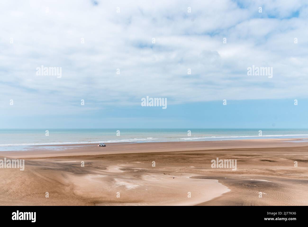 Paesaggio foto delle sabbie e delle dune di fronte al mare con alcune nuvole cielo Foto Stock