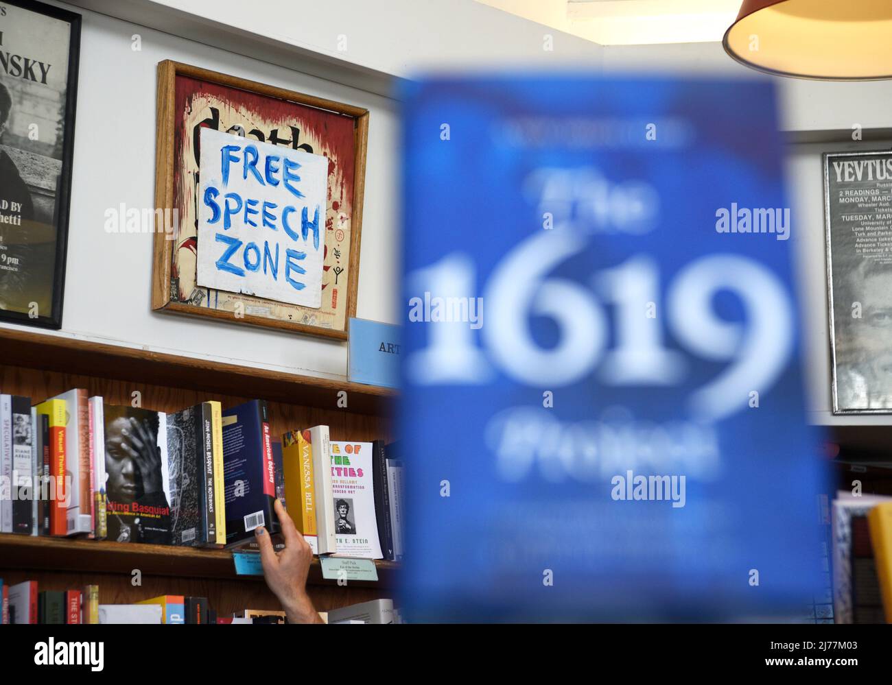 Copie del controverso libro 'The 1619 Project', in vendita nella 'Free Speech zone' presso il punto di riferimento City Lights Booksellers Shop a San Francisco. Foto Stock