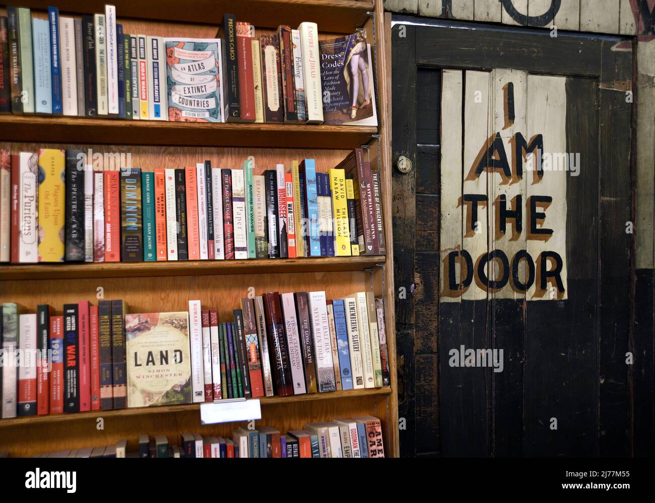 L'enigmatica porta dipinta "Io sono la porta" nel seminterrato della  storica libreria City Lights Booksellers a San Francisco, California Foto  stock - Alamy