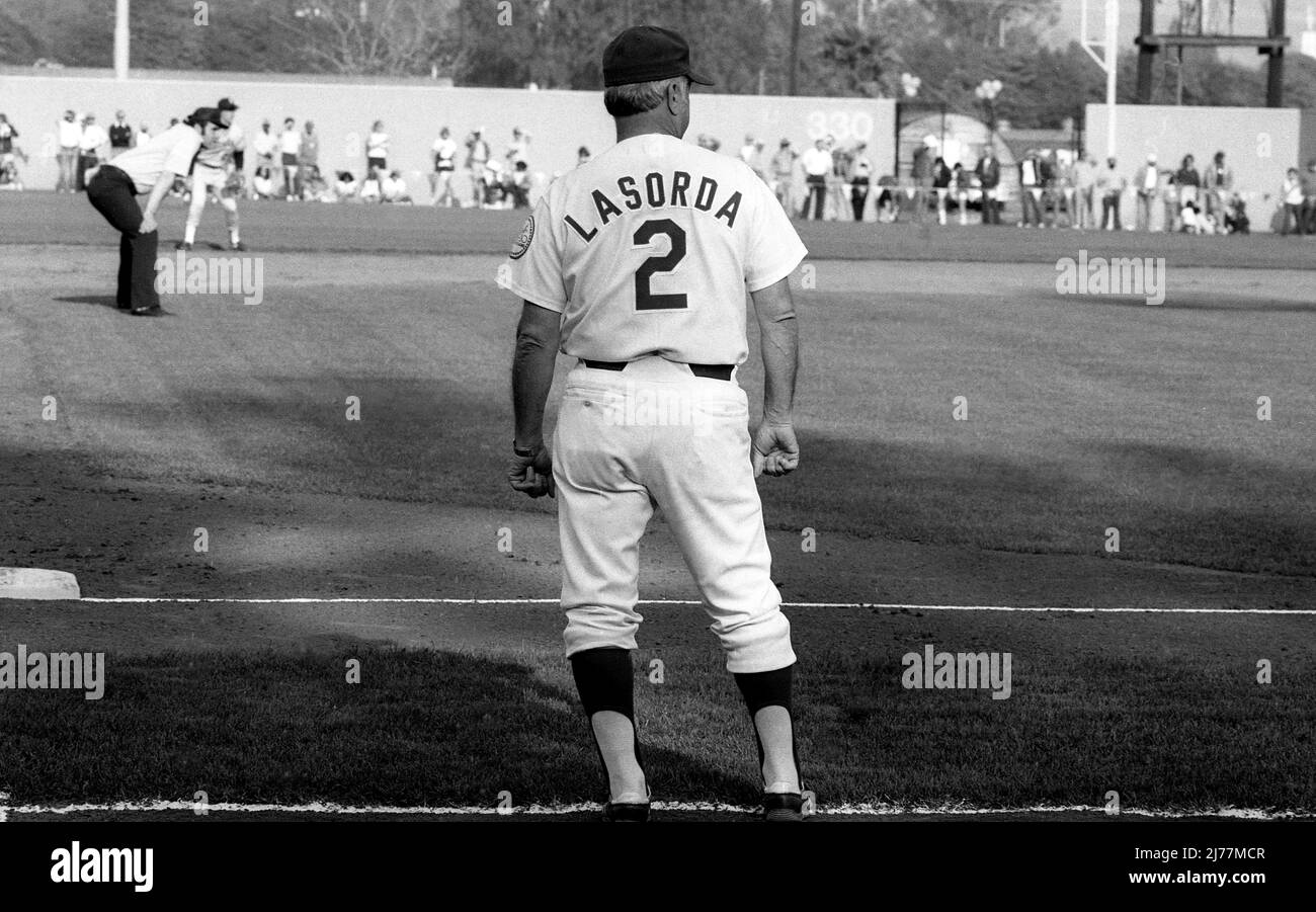 Il responsabile del Dodger Tommy Lasorda coaching terza base in una mostra di baseball tra i Los Angeles Dodgers e la collegiata UCLA Bruins in un gioco cerimoniale che celebra il nome del Jackie Robinson Field di Westwood, CA, 1981 Foto Stock Il responsabile del Dodger Tommy Lasorda coaching terza base in una mostra di baseball tra i Los Angeles Dodgers e la collegiata UCLA Bruins in un gioco cerimoniale che celebra il nome del Jackie Robinson Field di Westwood, CA, 1981 Foto Stock