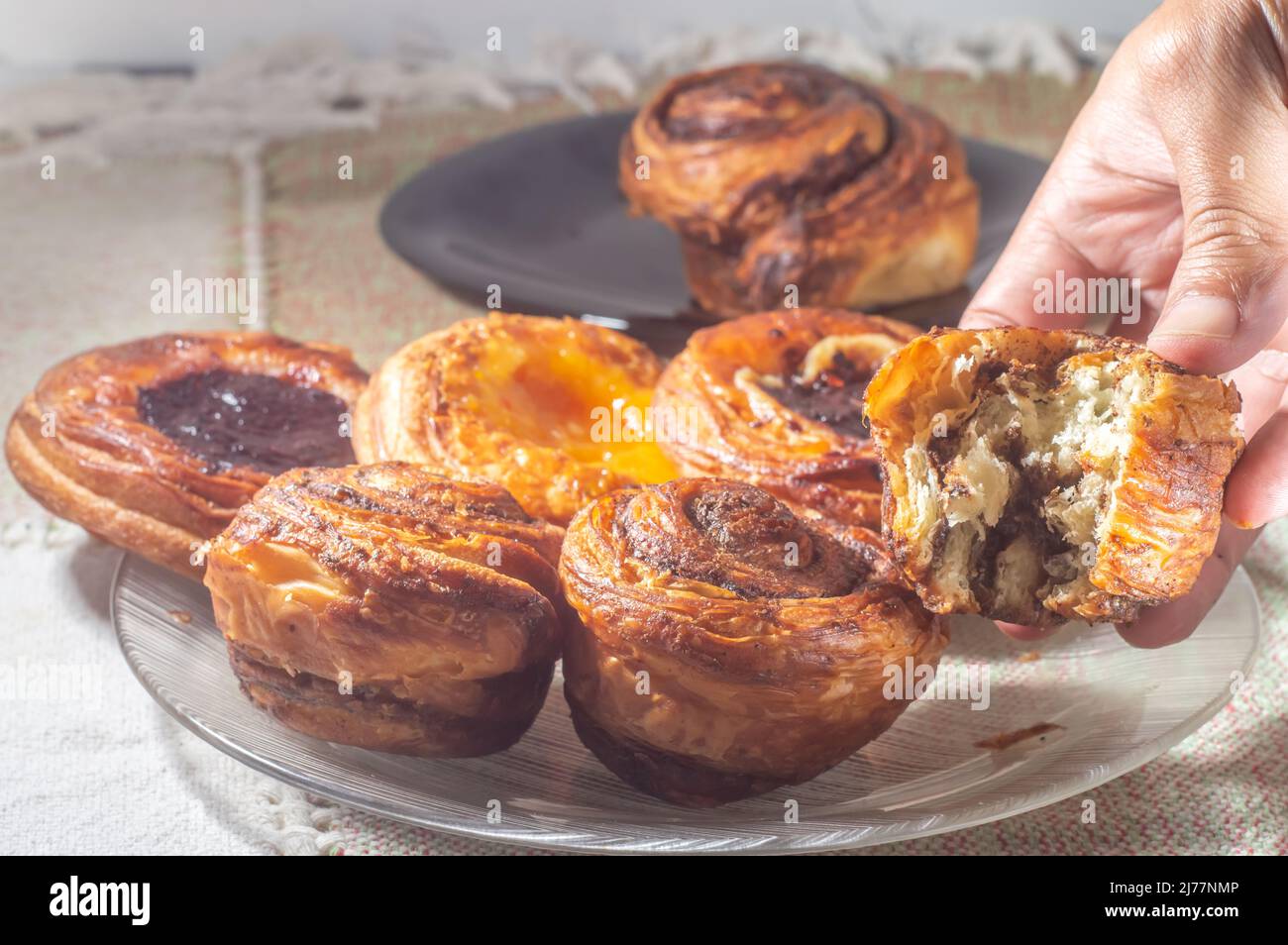 Preparazione di dolci alla cannella da zero. Dolci dolci dolci dolci dolci e deliziosi noti come panini del mattino. Foto Stock