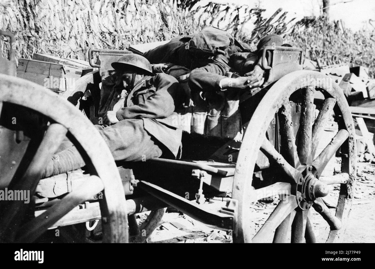 Due artiglieri dormono su un carro di armi durante la battaglia di Messines Ridge - Giugno 1917 Foto Stock
