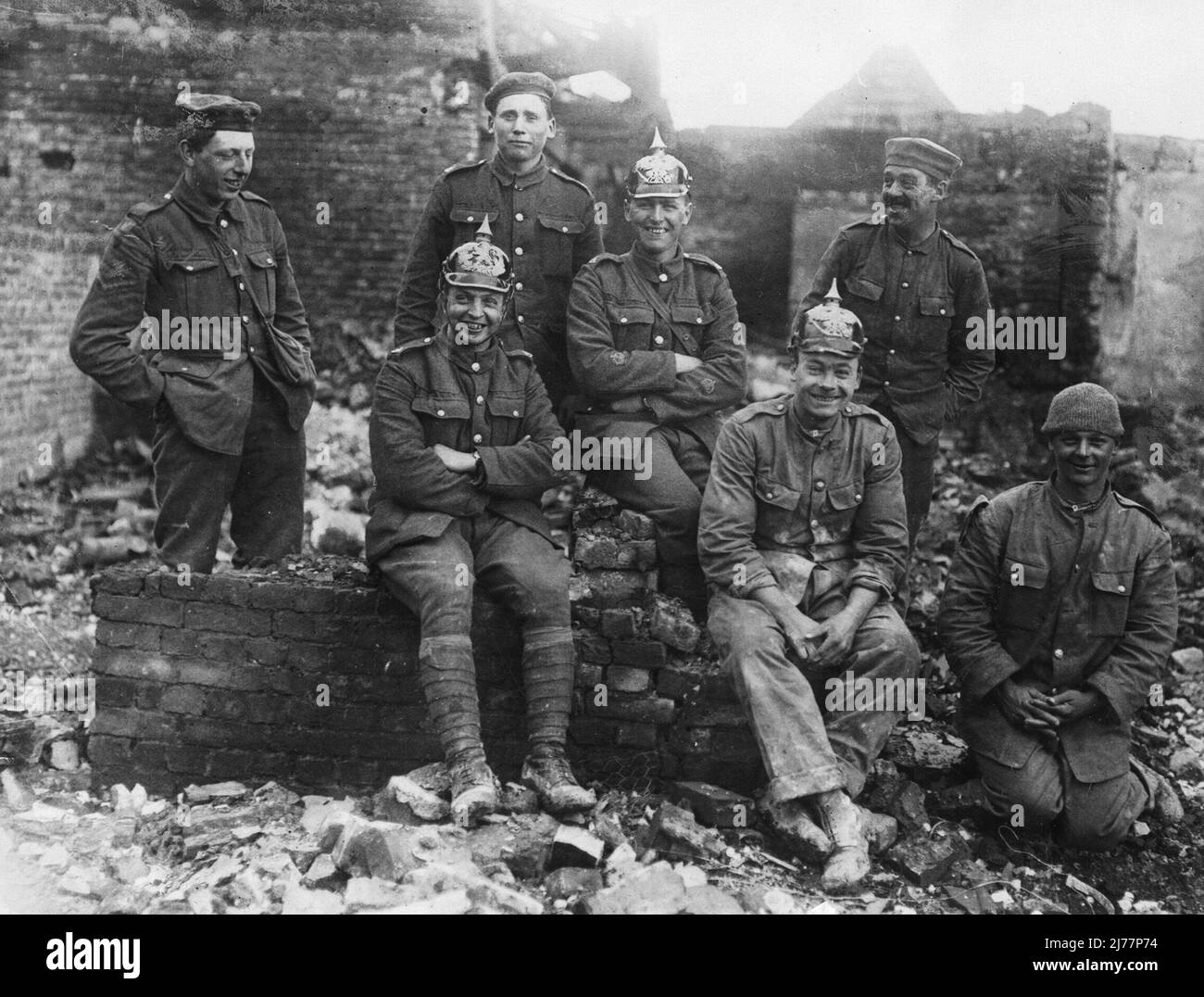 I soldati di Athie in Francia posano per la macchina fotografica che indossa i caschi appuntiti tedeschi catturati Foto Stock