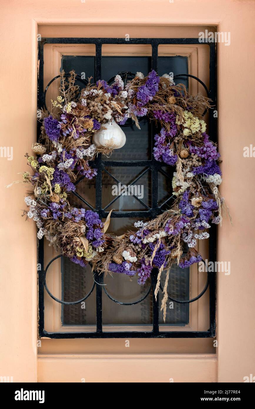 Testa d'aglio su corona fatta con fiori secchi Foto Stock