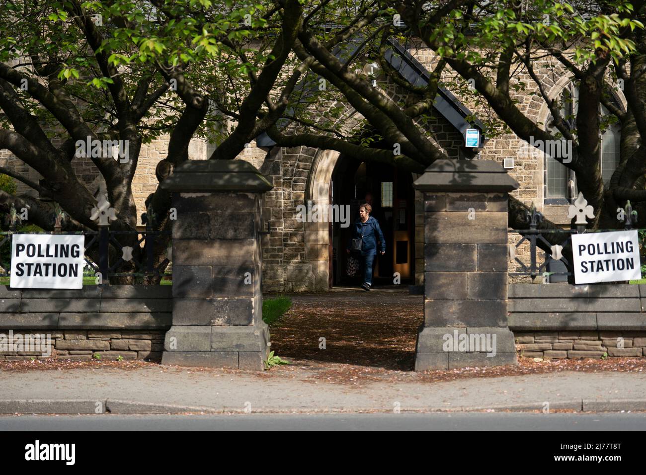 (220507) -- MANCHESTER, 7 maggio 2022 (Xinhua) -- una donna lascia un seggio dopo aver espresso il suo voto per le elezioni locali a Manchester, Gran Bretagna, 5 maggio 2022. Il partito conservatore al governo del Regno Unito (UK) ha perso alcune delle sue tradizionali roccaforti nelle elezioni locali di giovedì. PER ANDARE CON 'Roundup: I conservatori britannici subiscono perdite nelle elezioni locali tra scandalo di partygate, inflazione' (foto di Jon Super/Xinhua) Foto Stock
