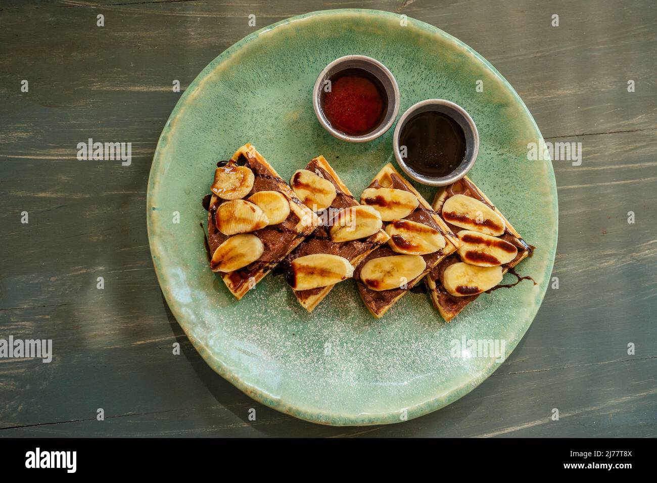 Waffle belgi con farcitura di banana e cioccolato Foto Stock