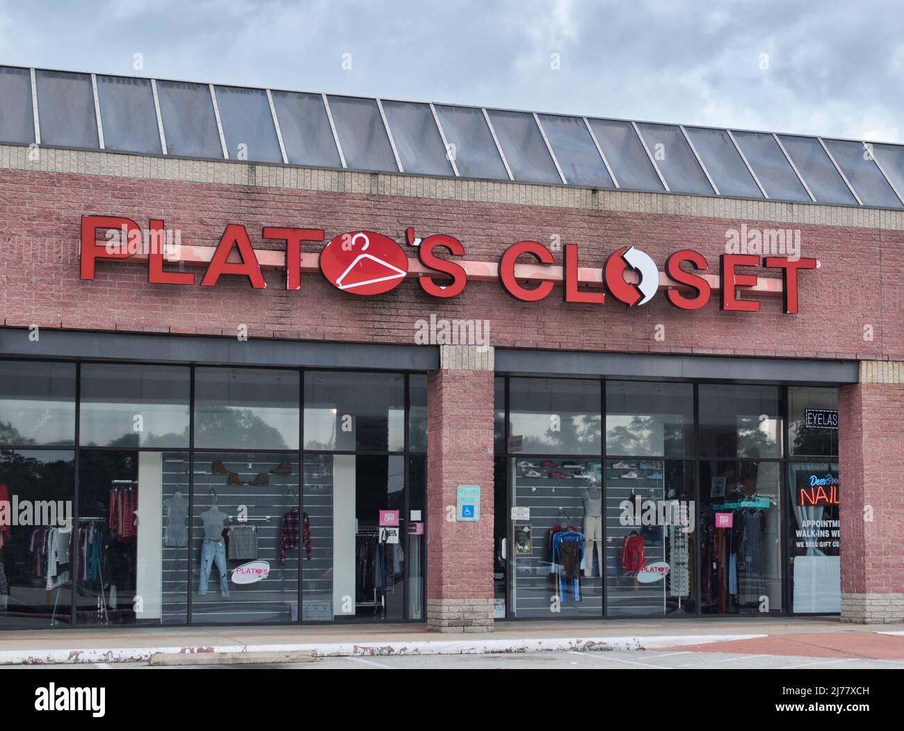 Houston, Texas USA 12-03-2021: L'esterno del negozio Plato's più vicino a Houston, Texas. Negozio di seconda mano che acquista e vende abbigliamento teenager di marca. Foto Stock