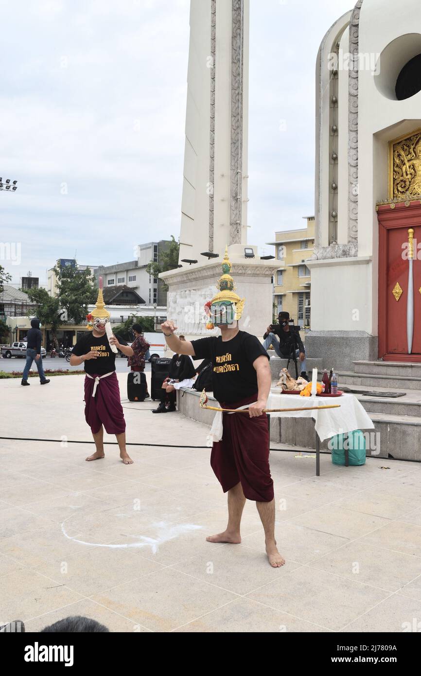 Bangkok Thailandia - 5 maggio 2022 : Hanuman combatte Thotsakan in Khon mascherato personaggio drammatico di danza in Ramakien o Ramayana in spazi pubblici Foto Stock