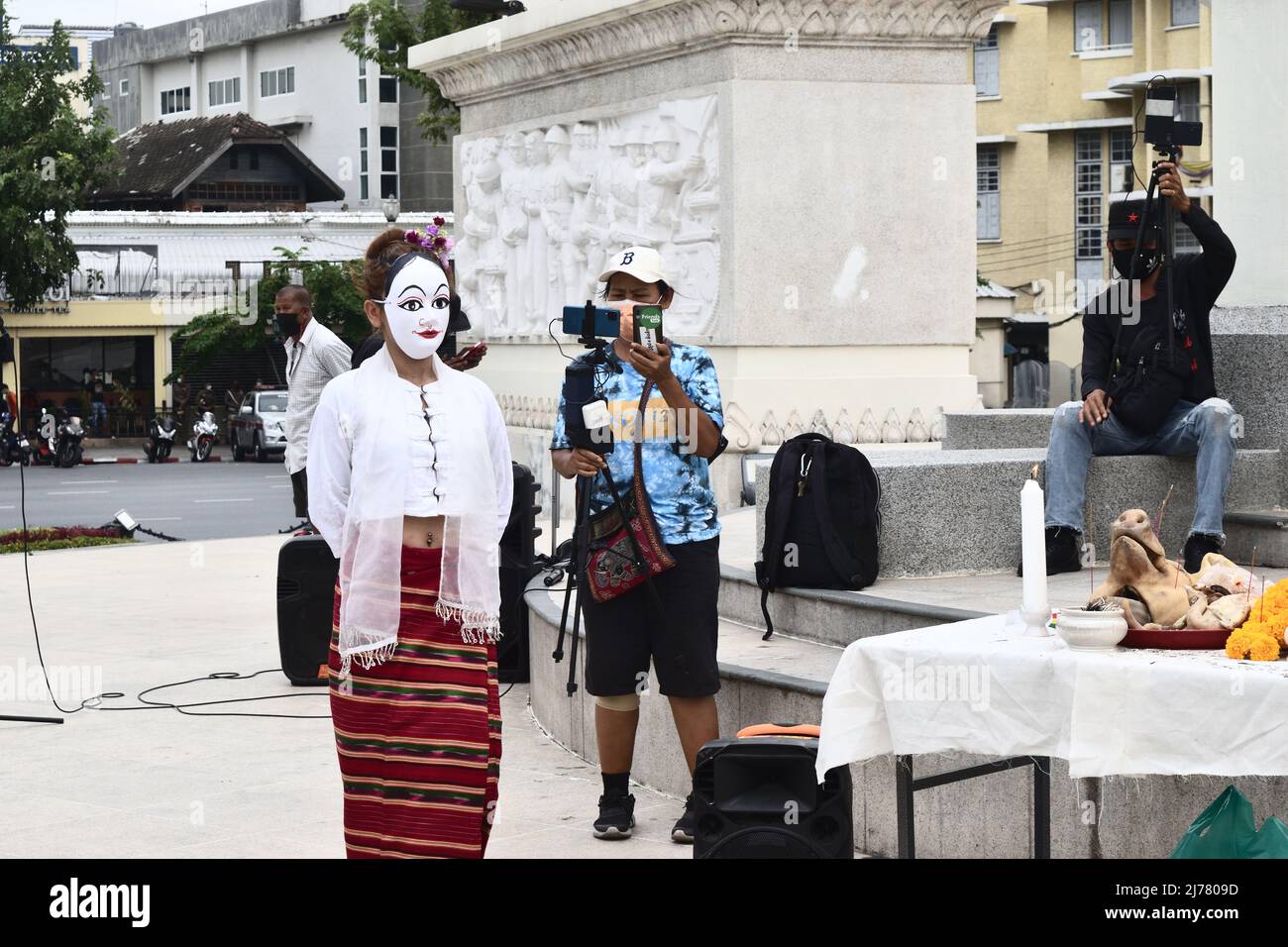 Bangkok Thailandia - 5 maggio 2022: Maschera bianca del Myanmar danzante negli spazi pubblici delle donne al Monumento alla democrazia in Ratchadamnoen Avenue Foto Stock