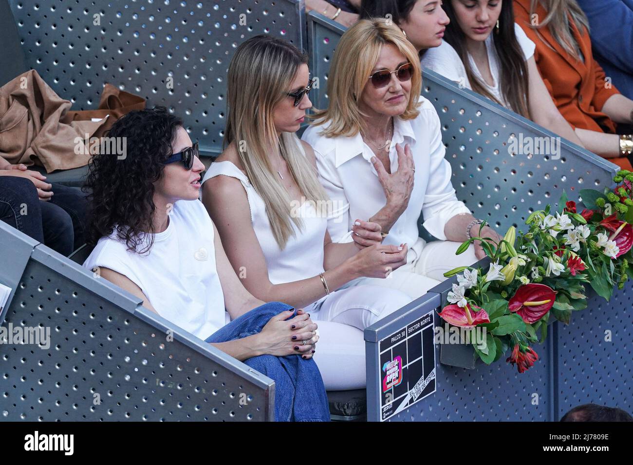 (L-R) Xisca Perello, María Isabel Nadal e Ana María Parera visti durante il Mutua Madrid Open di Madrid. (Foto di Atilano Garcia / SOPA Images/Sipa USA) Foto Stock