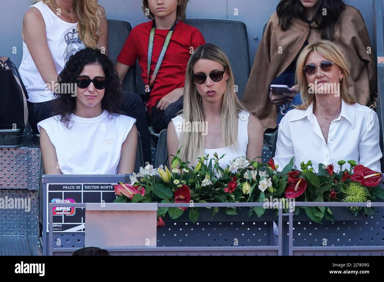 (L-R) Xisca Perello, María Isabel Nadal e Ana María Parera visti durante il Mutua Madrid Open di Madrid. (Foto di Atilano Garcia / SOPA Images/Sipa USA) Foto Stock