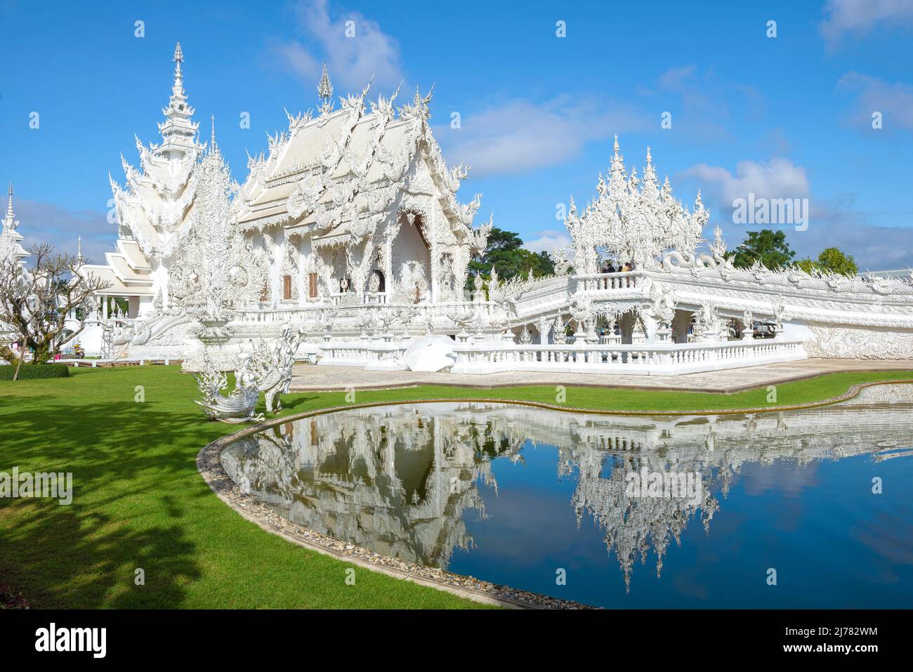 CHIANG RAI, THAILANDIA - 16 DICEMBRE 2018: Wat Rong Khun (Tempio Bianco) in una giornata di sole Foto Stock