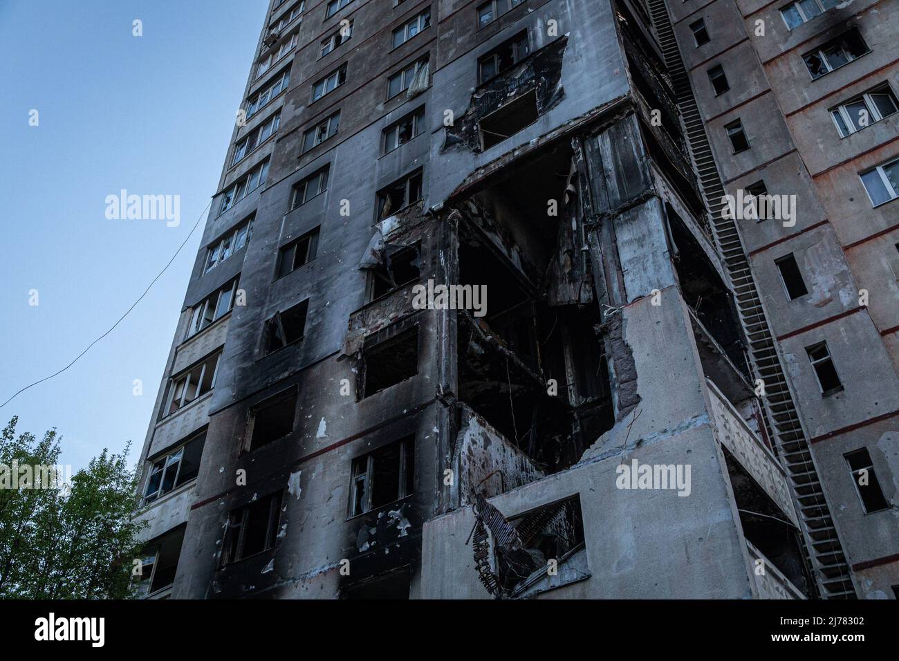 Un enorme buco in un edificio residenziale causato da cesellatura russa può essere visto a Saltivka, nord-est Kharkiv. Mentre la Russia ha rifornito le sue truppe e concentrato l'offensiva nella parte orientale dell'Ucraina, Kharkiv, la seconda città più grande dell'Ucraina, ora sotto costante minaccia di bombardamenti e attacchi aerei russi. Foto Stock