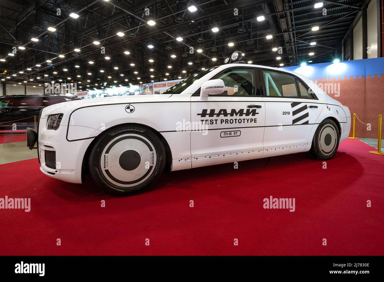 SAN PIETROBURGO, RUSSIA - 23 APRILE 2022: Prototipo di corsa della berlina di classe esecutiva russa Aurus Senat in mostra d'auto Oldtimer Gallery Foto Stock
