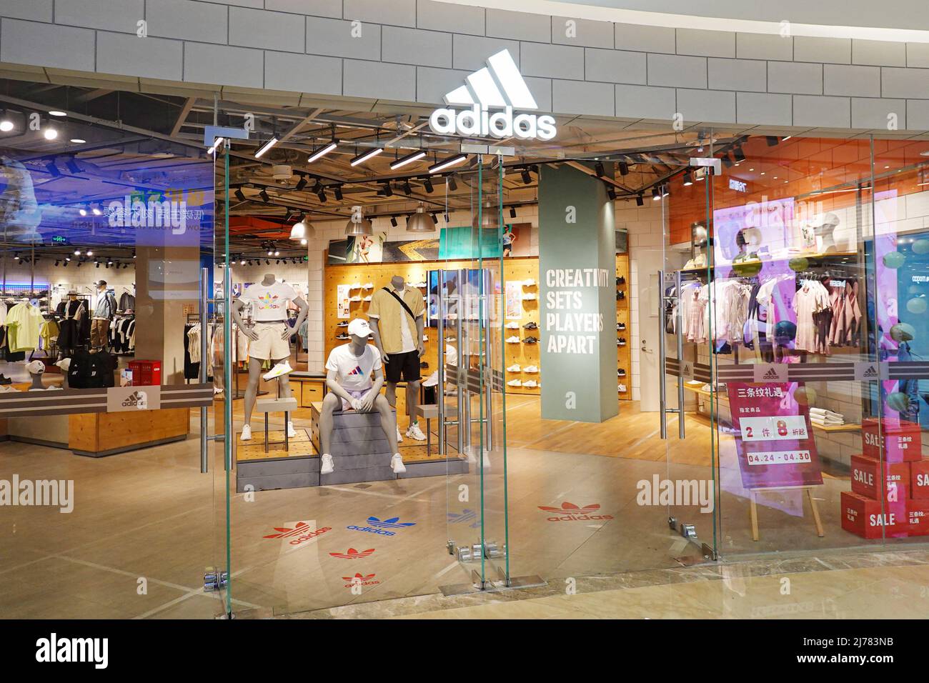 29 aprile 2022, Changzhou, Jiangsu, Cina: Un negozio Adidas visto aperto a  Changzhou. (Credit Image: © Sheldon Cooper/SOPA Images via ZUMA Press Wire  Foto stock - Alamy