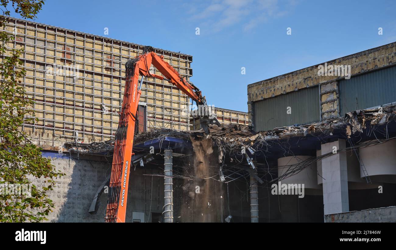 Demolizione della Casa della Cultura di Istropolis a Bratislava, Slovacchia, punto di riferimento modernista della Cecoslovacchia comunista. Foto Stock