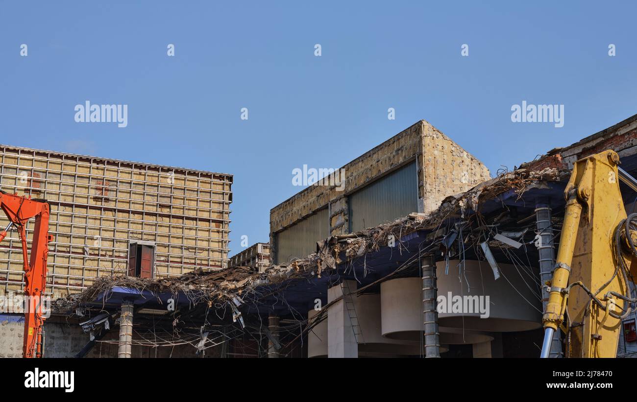 Demolizione della Casa della Cultura di Istropolis a Bratislava, Slovacchia, punto di riferimento modernista della Cecoslovacchia comunista. Foto Stock