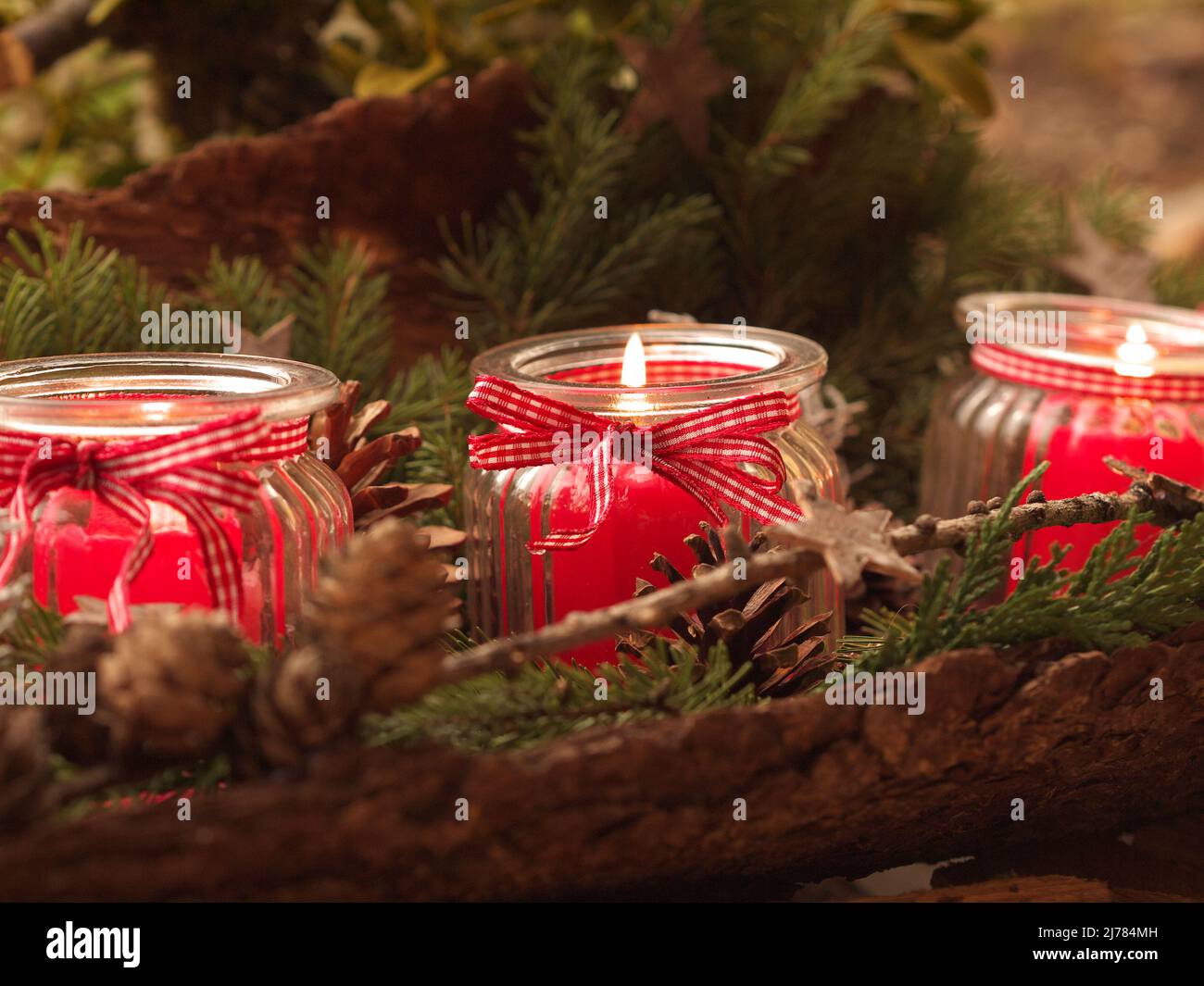 tre candele rosse che bruciano - deco di natale Foto Stock