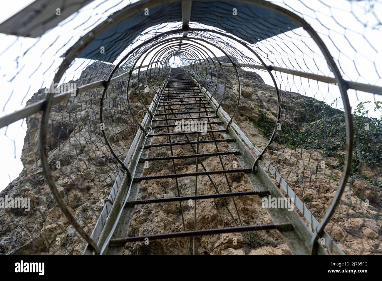 Scala in ferro sul pilastro Katskhi con l'antica chiesa in cima a Chiatura, Imereti, Georgia Foto Stock